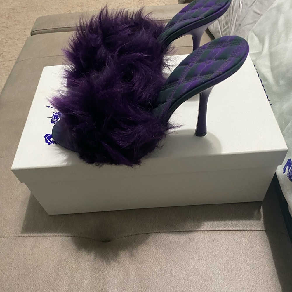 Burberry
Minnie Shearling Stiletto Mule Sandals - Picture 9 of 11